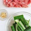 パパッと完成!豚こまときゅうりのごま味噌炒めの工程1