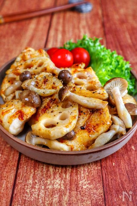 鶏むね肉とれんこん、きのこのオイスターバター炒め