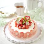 レモンゼリーをまとった苺のレアヨーグルトチーズケーキ