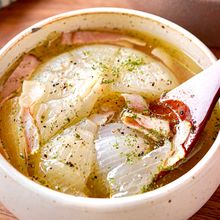 【丸ごと新玉ねぎのスープ】とろ甘♡旨みも栄養も丸ごとぎゅっ♩