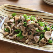 塩だけでおいしい!【砂肝とピーマンのにんにく塩炒め】