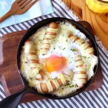 冷凍フェットチーネで巻き巻きウインナーと半熟卵のチーズ焼