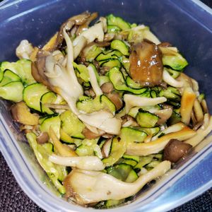 ヴェルの作ってみた!投稿(【焼ききのことズッキーニの柚子胡椒マリネ】作り置きにも♡)