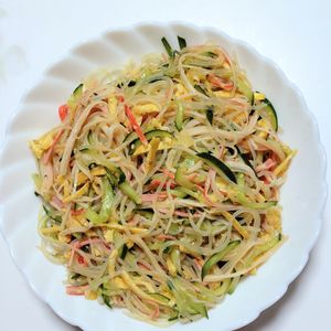 ふうかの作ってみた!投稿(具だくさんごちそう中華風春雨サラダ【作り置き】)