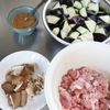 ご飯が進む♪【豚こまと茄子と椎茸のピリ辛味噌炒め】お弁当にもの工程1