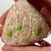簡単やみつき♡枝豆とカニカマの塩おにぎりの工程2