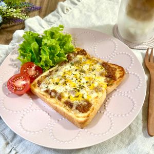 のりのり🐾🎀🤍の作ってみた!投稿(ミートソース風おかずの素でチーズトースト)