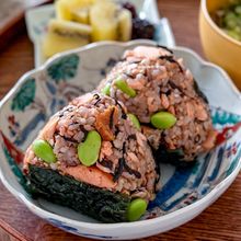 朝食でタンパク質補給！鮭と枝豆とひじきの栄養おにぎり