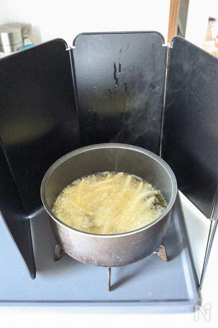 揚げ鍋を囲んでいるコンパクトレンジパネル