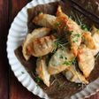 えびとチーズの揚げ餃子。