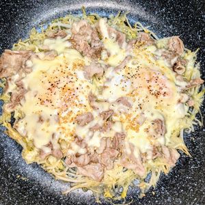 joe sanの作ってみた!投稿(市販の千切り活用！キャベツもやしと豚肉と落とし卵のチーズ蒸し)