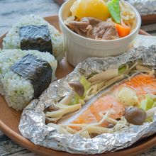 【ワンプレート】鮭のホイル焼き、肉じゃが、青のりのおにぎり！