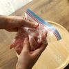 こうじでやわらか豚こま肉のねぎ塩レモン焼き♪下味冷凍作り置きの工程1