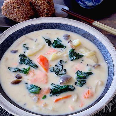 こっそり腸活!ちぢみほうれん草と鮭の甘酒クリームシチュー