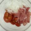 和風～なマリネ風《トマトと新玉と生ハムのサラダ》の下準備