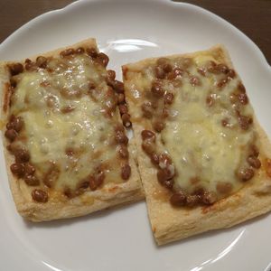 たりおの作ってみた!投稿(ごま油香る【サクッと♪油揚げで納豆マヨチーズピザ】)