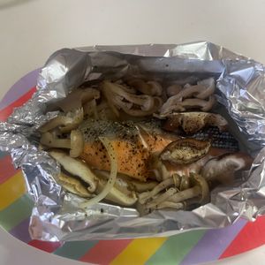 ミキティの作ってみた!投稿(蒸籠や蒸し器がなくても作れる【塩鮭と新玉ねぎのホイル蒸し】)