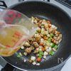 コンソメスープがポイント「ピラフ風チキン焼き飯」の工程4