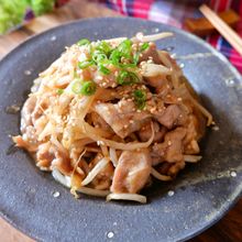 ご飯が進みすぎる！『豚こまともやしのオイ味噌炒め』節約レシピ