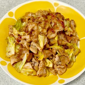 のりのり🐾🎀🤍の作ってみた!投稿(行列の定食屋さんの🍚たっぷりキャベツと豚こまの生姜焼き🤩)