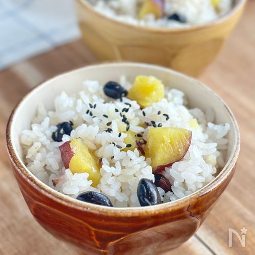 簡単!【さつまいもと蒸し黒豆ごはん】ホッとするおいしさ♡
