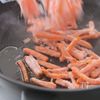 にんじんと鶏ささみのスパイス炒めの工程2
