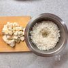 山芋・梅・塩昆布の炊き込みごはんの下準備