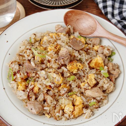 間違いない美味しさ！ガーリックペッパー鶏ねぎチャーハン