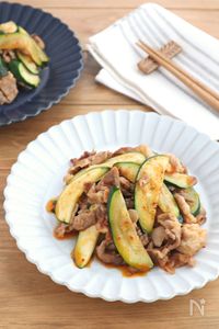 ごはんがすすむ！簡単☆豚肉とズッキーニのハリッサバター炒め