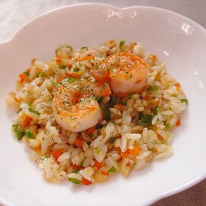 にっこりレストランの作ってみた!投稿(残りご飯で簡単本格的！バター香る【海老ピラフ】)