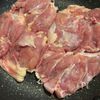 パリパリジューシー!鶏もも肉の塩焼きの工程1