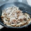 『豚肉とほうれん草ときのこのオイスター炒め』10分簡単☆の工程2