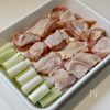 鶏のうま味たっぷり！【鶏もも肉と長ねぎのコクうまスープ】の下準備