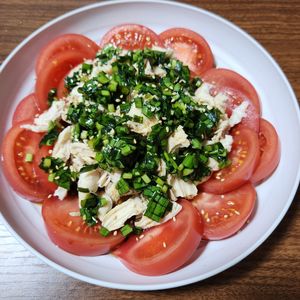とももの作ってみた!投稿(ニラだれ蒸し鶏♩レンジ完結とは思えない！カンタン華やかおかず)