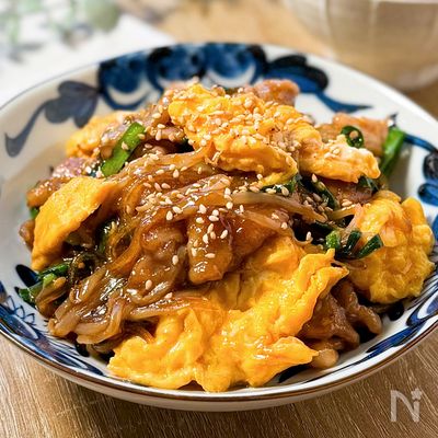 一品で大満足おかず♪【豚肉ともやしのふわたま春雨炒め】