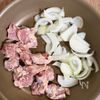 味濃い系◎【鶏もも肉と玉ねぎのごま味噌にんにく炒め】の工程1