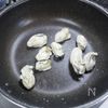 牡蠣だし醤油で味付け「牡蠣焼きそば」の工程1