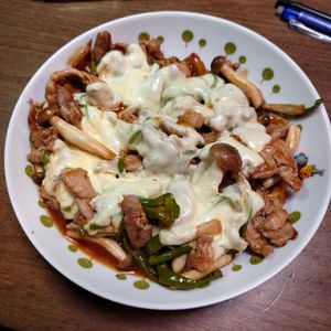 ヒラメの作ってみた!投稿(ご飯泥棒なひと皿。月見チーズポーク🧀🍖)