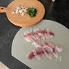 切って混ぜるだけ！【白身魚の刺身の塩昆布和え】の工程1