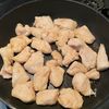 焼いて絡めるだけでご飯がすすむ「鶏むね肉のネギだれチキン」の工程2