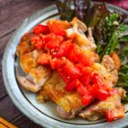 皮パリチキンのトマトだれかけ【カリッじゅわ♪さっぱりレシピ】