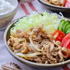 たっぷり千切りキャベツと一緒に食べる♡『豚こま肉の生姜焼き』