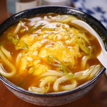 行列のできるうどん屋の♪とろとろ卵とチーズのカレーうどん🤩