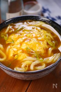 行列のできるうどん屋の♪とろとろ卵とチーズのカレーうどん🤩