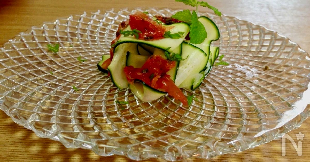 ヘルシーおつまみ ズッキーニと完熟トマトのサラダ