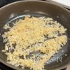 焼く前のひと手間で柔らか！【ガーリックトマトのポークソテー】の工程3