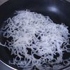 食材2つで簡単!【にんじんと白滝の中華風ごま炒め】腸活にも◎の工程3