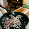 【おいしさ悶絶級!】豚にらもやしの濃厚担々うどん!手軽に絶品の工程1