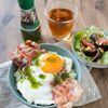 お手軽ごちそう♪バジル香るベーコンエッグ丼の工程3
