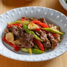 《コツコツ鉄分》牛肉とアスパラガスのスタミナ黒酢炒め